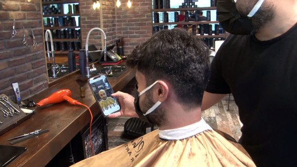 Böyle berber görülmedi! İstanbul'da müşteriler şaştı kaldı: Eşi ağlamaya başladı - Resim: 0