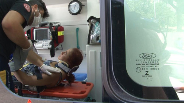 İstanbul'da 5 araç birbirine girdi trafik kilitlendi! Yaralılar var - Resim: 1