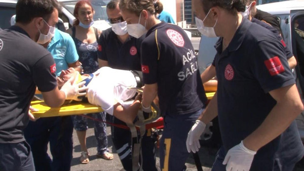 İstanbul'da 5 araç birbirine girdi trafik kilitlendi! Yaralılar var - Resim: 0