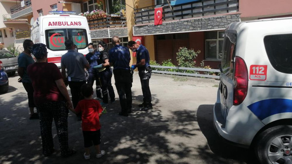 Bolu'da camdan bakan komşular şok oldu: Yarı çıplak halde... - Resim: 0