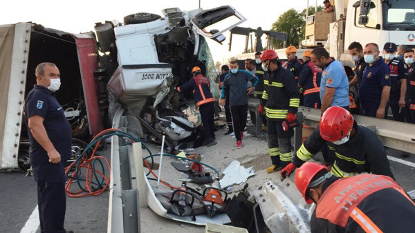 Konya'da zincirleme kazada can pazarı! TIR sürücüsü feci şekilde can verdi - Resim: 1