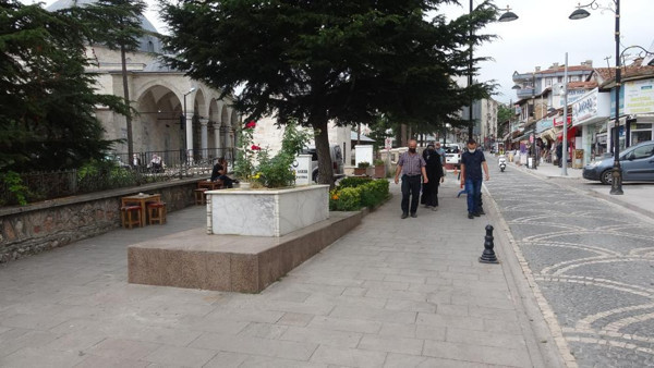 İş makinesi kaldırırken bozuldu! Tokat'ta kaldırımdaki mezarı görenler şaştı kaldı - Resim: 0
