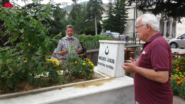 İş makinesi kaldırırken bozuldu! Tokat'ta kaldırımdaki mezarı görenler şaştı kaldı - Resim: 1