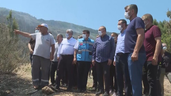 Yaşlı kadın Burdur'da Mevlüt Çavuşoğlu'na sarılıp ağladı: Dün ben öldüm de dirildim - Resim: 1