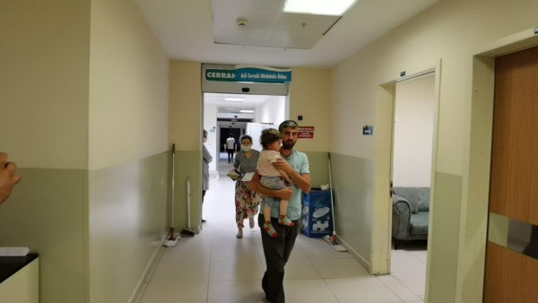 Bursa'da sokakta yürürken hayatının şokunu yaşadı! Kızını zor kurtardı - Resim: 0