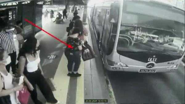 Metrobüs duraklarında yankesicilik yapan 3 kadın yakalandı - Resim: 0