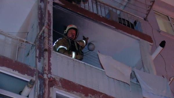Üsküdar'da 4 katlı apartmanda yangın çıktı! Mahsur kalan 2 kişi kurtarıldı - Resim: 0