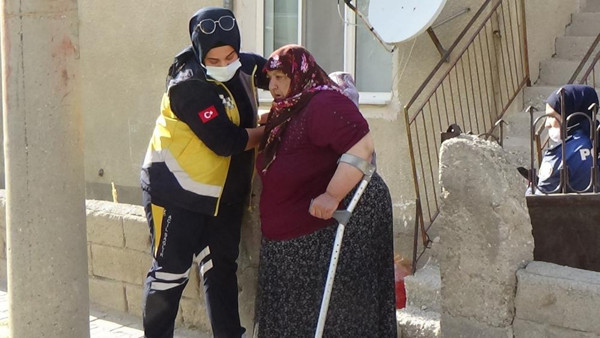 Karaman'da balkonda uyurken hayatının şokunu yaşadı! Kanlar içinde kaldı - Resim: 1