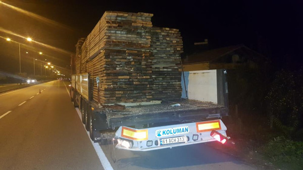 Samsun'da faciadan dönüldü! Otobüs TIR'a çarptı - Resim: 0