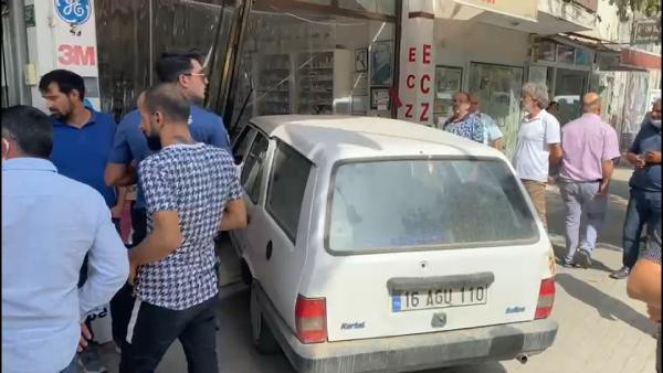 Olay yeri Bursa! Ablasıyla tartıştı otomobiliyle eczaneye girdi - Resim: 0