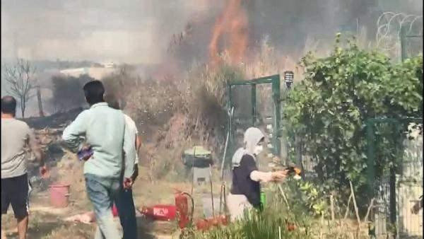 Büyükçekmece'de korkutan yangın! Alevler yerleşim alanlarına kadar geldi - Resim: 0