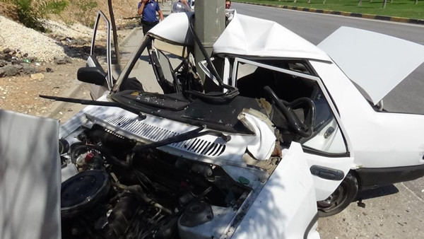 Gaziantep'te korkunç kaza! Direğe çarptı kağıt gibi ikiye katlandı - Resim: 1