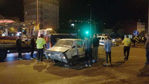 Zonguldak'ta zincirleme kazada ortalık savaş alanına döndü! Sürücü kaçtı - Resim: 1