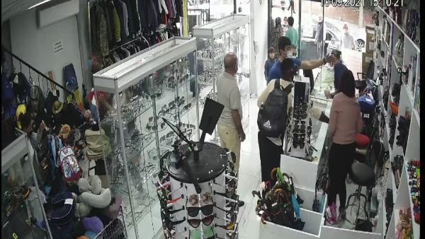 Avcılar'da yaşandı! İndirim yapmadı diye tezgahta duran kızın üzerine çay döktü - Resim: 0