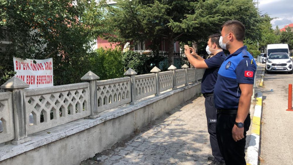 Isparta'da komşularına kızıp öyle bir pankart astı ki gören şaştı kaldı - Resim: 0