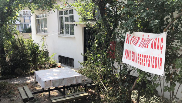Isparta'da komşularına kızıp öyle bir pankart astı ki gören şaştı kaldı - Resim: 1