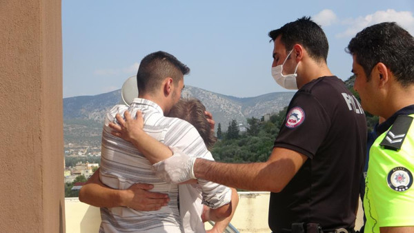 Adana'da ailesi terk etti yürekleri ağza getirdi! Gözyaşlarına boğuldu - Resim: 0