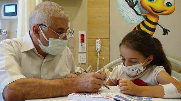 Erzurum'da hastane sınıfında dersbaşı yaptılar! Tek tek ilgileniyor - Resim: 1