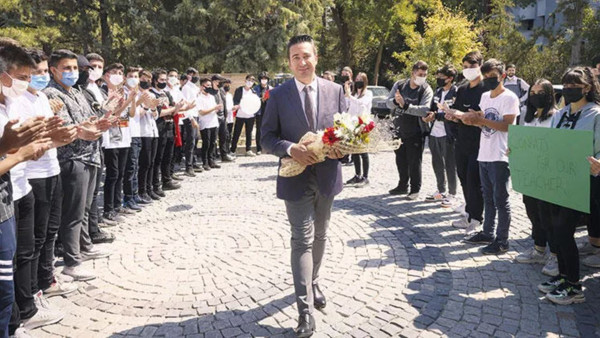 Ödül 1 milyon dolar! Ankara'daki öğretmen 8200 kişi arasından ilk 50'ye seçildi - Resim: 1