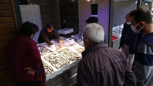 Karadeniz'de tezgahlar vatandaşın yüzünü güldürdü! İşte balık fiyatları... - Resim: 0