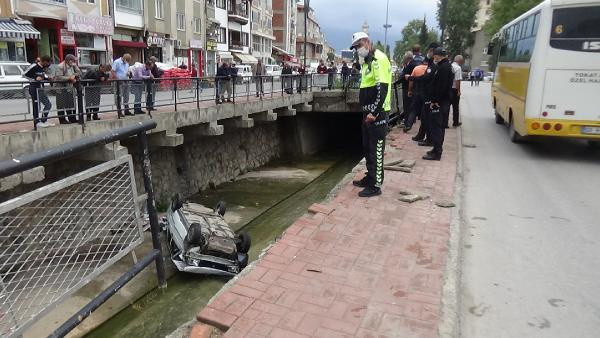 Tokat'ta otomobil kaza yapıp dereye uçtu! Yardıma giden Afgan hastanelik oldu - Resim: 0