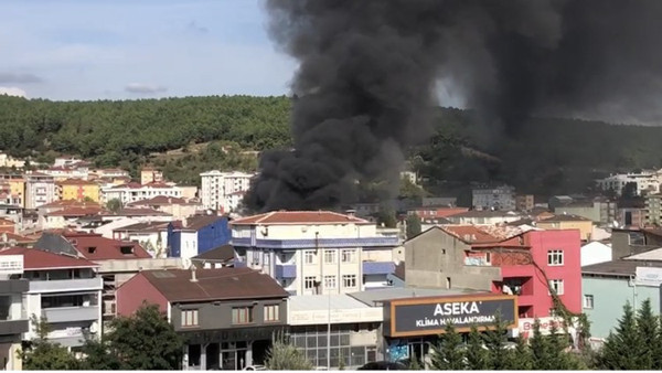 İstanbul Sultanbeyli'de yangın! Dumanlar gökyüzü sardı - Resim: 0