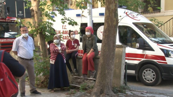 İstanbul'da binanın balkonları çöktü! Halk sokağa döküldü: Büyük bir ses duyduk - Resim: 0
