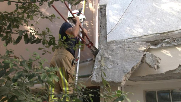 İstanbul'da binanın balkonları çöktü! Halk sokağa döküldü: Büyük bir ses duyduk - Resim: 1