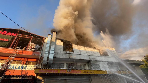 Hatay'da yangında faciadan dönüldü! Dumanlar gökyüzünü sardı - Resim: 0