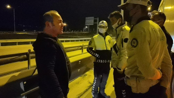 Bursa'da beyzbol sopalı saldırgan dehşet saçtı! 3 araç birbirine çarptı - Resim: 0