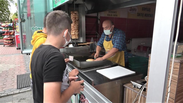 Karabük'te gören şaşırdı! Bu dönercide öğrencilerin parası geçmiyor - Resim: 0