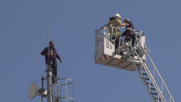 İstanbul'da kuleye çıkıp intihara kalkıştı! Arbede yaşandı: Sebebi... - Resim: 0