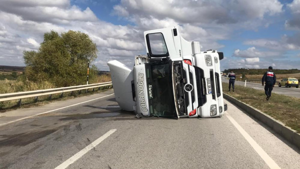 Edirne'de TIR yan yatıp 150 metre sürüklendi! Burnu bile kanamadan çıktı - Resim: 0