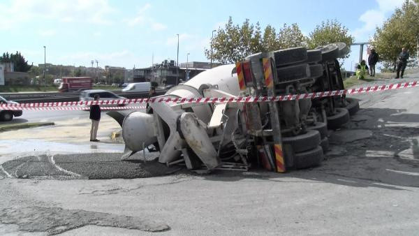 Bahçelievler'de facianın eşiğinden dönüldü! Beton mikseri aracın üstüne devrildi - Resim: 0