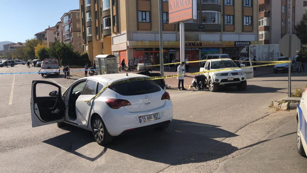 Isparta'da iki otomobil çarpıştı! Savrulan araç kadını canından etti - Resim: 1