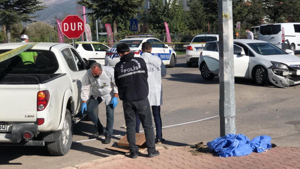 Isparta'da iki otomobil çarpıştı! Savrulan araç kadını canından etti - Resim: 0