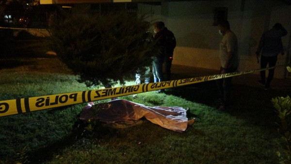 Antalya'da 19 yaşındaki gencin cesedi apartman bahçesinde bulundu! Görenler şok oldu - Resim: 0