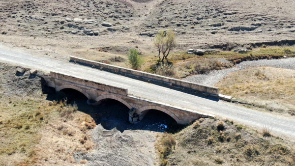Sivas'ta tarihi geçiş köprüsü talan edildi! Yıkılmak üzere - Resim: 1