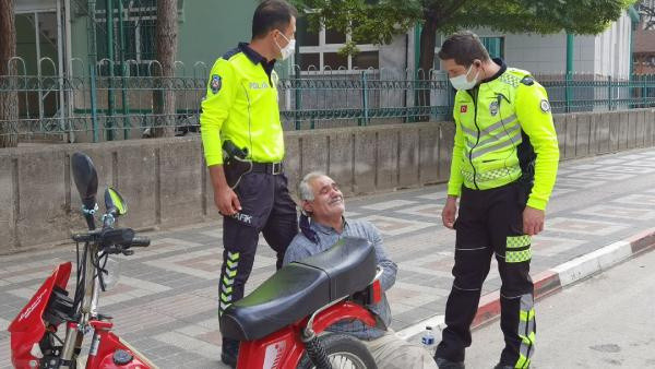 Bursa'da motosiklet sürücüsü bin 300 lira cezayı duyunca fenalık geçirdi - Resim: 0