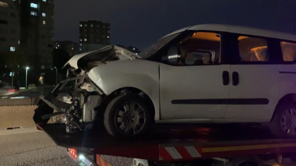 İstanbul'da sürücü kontrolünü kaybetti! Araç bariyerlere saplandı - Resim: 0
