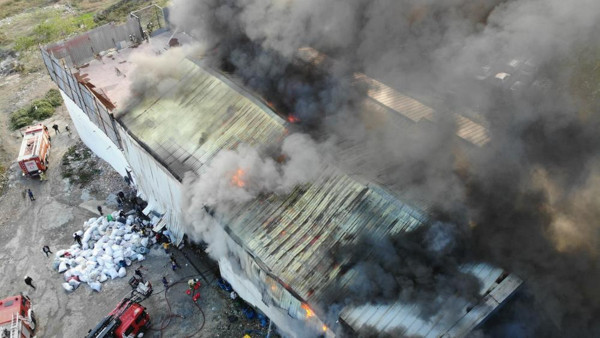 İstanbul'da geri dönüşüm tesisinde yangın! Dumanlar gökyüzünü sardı - Resim: 1