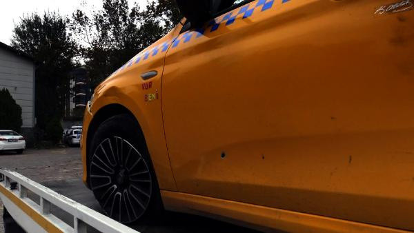 İstanbul'da yolcu olarak bindiği taksiyi çalıp 3 gün taksicilik yaptı! Kapısına bakın ne yazdı - Resim: 1
