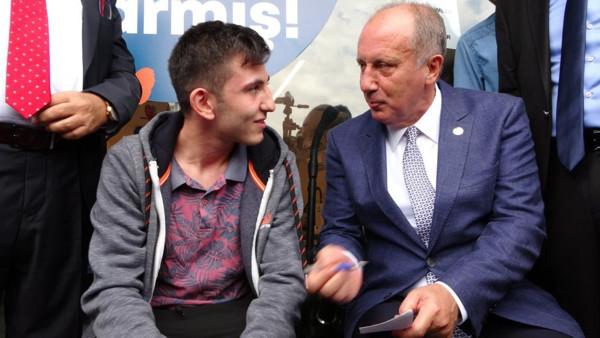 Muharrem İnce kaldırımda oturup fizik dersi verdi! Problem çözdü - Resim: 1