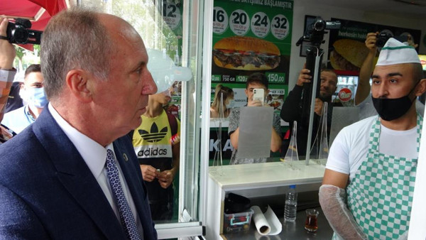 Muharrem İnce kaldırımda oturup fizik dersi verdi! Problem çözdü - Resim: 0