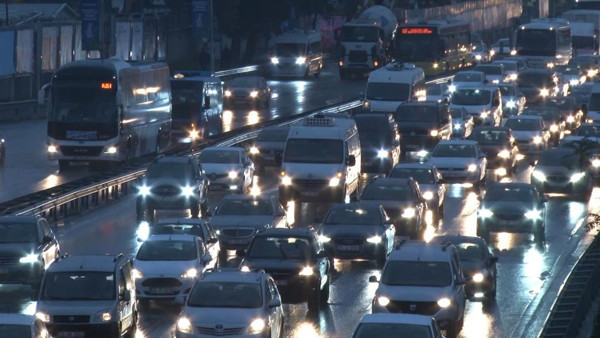 Haftanın ilk iş gününde yağmurla İstanbul'daki trafik durma noktasına geldi - Resim: 0