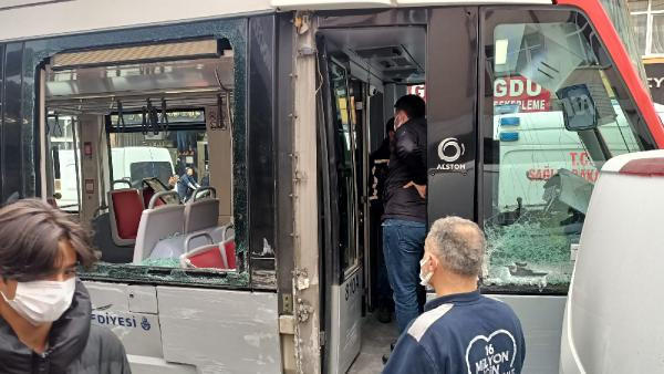 Zeytinburnu'nda tramvayla panelvan araç çarpıştı - Resim: 0