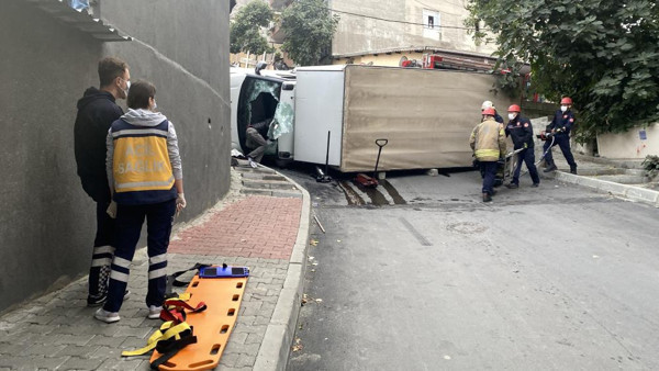 İstanbul'da kamyonet virajı alamayınca yan yattı! Can pazarı yaşandı - Resim: 0