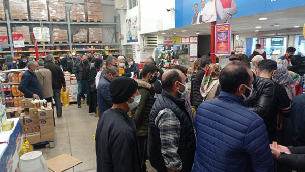 Sivas'ta açılışa özel fiyatı duyan akın etti! Metrelerce kuyruk oluştu - Resim: 2