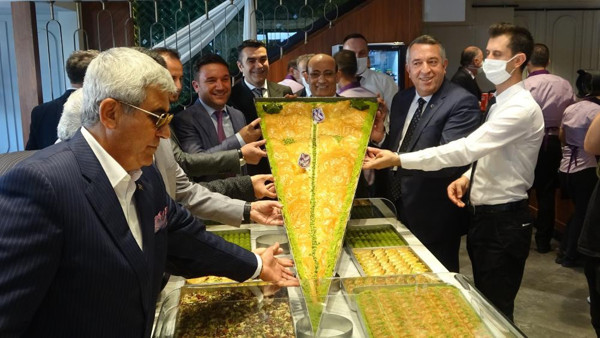 Bursa'da görenler inanamadı! Bu baklava dilimi tam 150 kişilik - Resim: 0