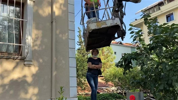 İstanbul'da komşu kavgası krize dönüştü! Çatıya çıkıp vinci engelledi - Resim: 0
